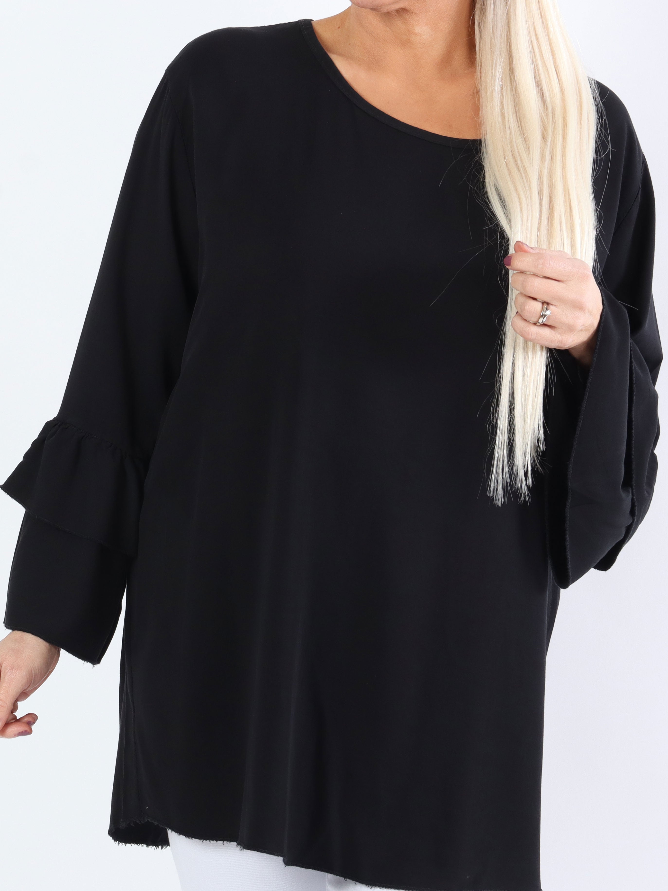 Kayla - Söt plus size blus i viskos med volanger på ärmarna